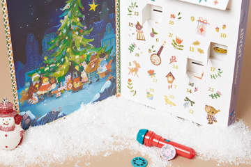 ベッドタイムを彩る小さなシアターがアドベントカレンダーで楽しめる！ 1日目はシネマライト、2日目以降は毎日違うフィルムディスクで。「ボーネルンド」のアドベントカレンダー