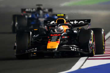 他車の不運に助けられつつも、ミスなく走り10位入賞。SCとタイヤ規則で“差の出にくい”戦いに【角田裕毅F1第23戦分析】