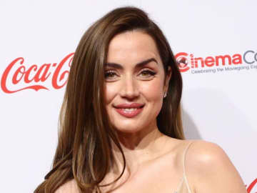 トム・クルーズと破局のアナ・デ・アルマス、感謝祭を楽しむ“ナチュラル美”あふれる姿をシェア