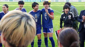 「汗だくで抱きつかないで。笑」「どんなに汗だくでも喜んで…」35歳なでしこスター選手、38歳元盟友と熱いハグ