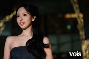 TWICE・MINA、ビスチェコーデで「フェンディ」点灯式に登場　表参道が騒然