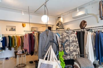 高円寺の『川』には滑らかな古着が揃う。オーナーの目利きが光る、大人が楽しめる店へ