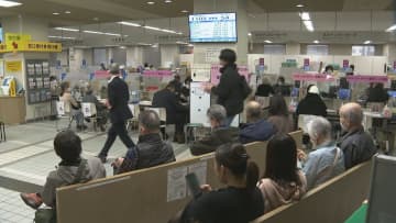 市役所は手続きの市民で混雑！健康保険証が全て期限切れに　12月2日からは「マイナ保険証」の利用が原則に