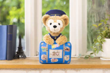 ダッフィーと20年間の旅を振り返るぬいぐるみ　東京ディズニーシー「ダッフィー&フレンズ20周年：カラフルハピネス」グッズ