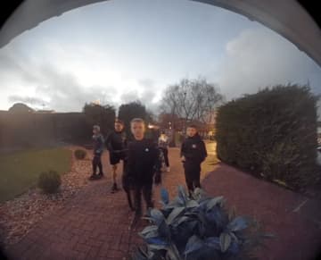 「バ〜イ、ラブ・ユー」インターホンが鳴ると、玄関先には5人の少年グループ…「これは予想してなかった」