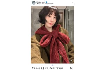 LE SSERAFIM SAKURA、自身が編んだマフラーを巻いてオフショット　「可愛すぎ」「みんな暖かそう」