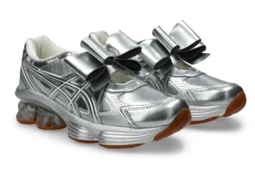 アシックス×シュシュ/トング、取り外し可能な“大ぶりリボン付き”ハイテクスニーカー