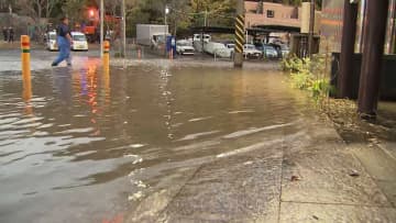 まるで「茶色い川」車通行できず　水道管交換工事でバルブ外れ道路冠水　今後最大2000軒で濁った水　神奈川・横須賀市