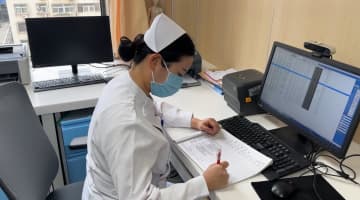 地上1万メートルの機内で男性が急病、幸運にも結婚休暇中の看護師に出会う―中国