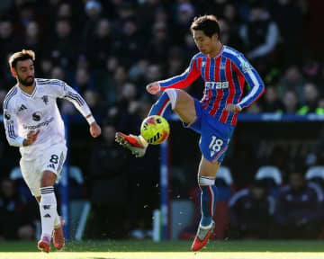 相手を吹き飛ばし、鋭いスルーパス。場内からは割れんばかりの拍手。逆転負けのパレスで鎌田大地は攻守に奮闘。過密日程の12月はコンディション維持がポイントに【現地発】