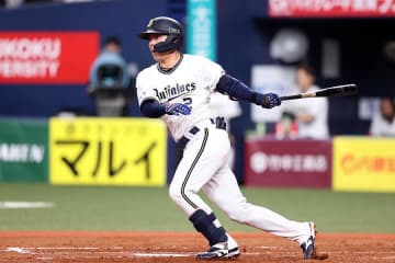 まるで忍者、三本間に挟まれて絶体絶命も…オリ捕手が見せた“タッチ回避術”