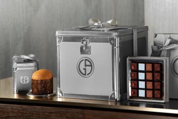 アルマーニ / ドルチの25年クリスマス、“トランク”着想ボックス入りのパネトーネ＆プラリネチョコ