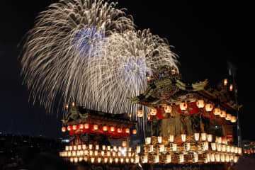 豪華絢爛な山車と大輪の花火による競演が圧巻！「秩父夜祭」が秩父市街で12月2・3日に開催