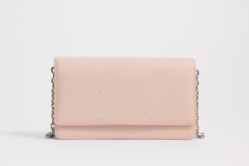 メゾン マルジェラのムートンジャケット＆“4ステッチ”チェーンウォレット、池袋西武店で先行販売