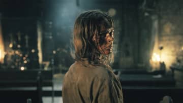 “音＝即死”のカルト村で、鮮血のサバイバルが開幕！『ヴィレッジ 声帯切村(コエキリムラ)』予告編