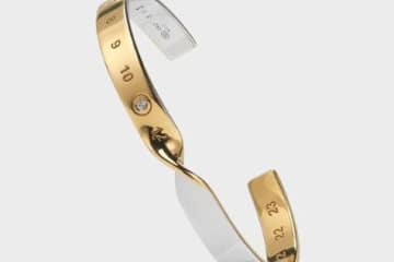 メゾン マルジェラ“ストーン輝く”ナンバリングロゴブレスレット、ツイストしたフォルムで