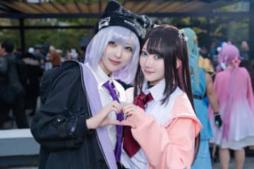 【コスプレ】リアル姉妹のような仲の良い美女コンビにほっこり！ミニスカな「ぶいすぽっ!」花芽姉妹の併せが可愛すぎる【写真15枚】