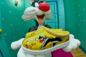 UGG×パレス スケートボードのショートブーツ、トゥイーティー＆シルベスターの“追いかけっこ”刺繍