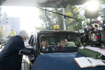 「死ななくて良かったんだ、すみれさんは」奇跡のような“たった一日の旅”『TOKYOタクシー』本編シーン