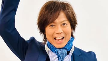 つんく♂ 妻に誘われデート♪ ハワイでのラブラブ乾杯ショットを披露！2人で頬杖つき幸せ笑顔に「最高にイイ笑顔」「まさに良い夫婦ですね」