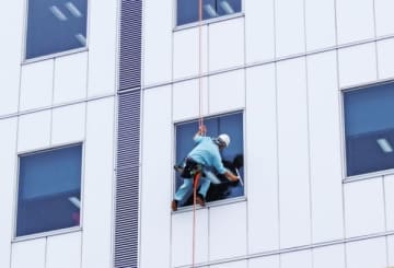 ガラス外装清掃を追加　厚労省・団体等検定