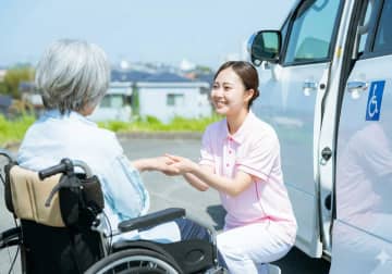 介護人材20万人以上が不足…高齢化と逆行する「介護職員数の減少」という現実