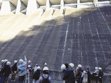 山梨県／塩川ダムで地域インフラ見学会開く／１２家族参加