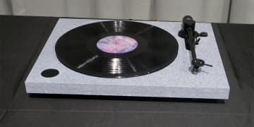 ソニー、捨てる服などから作った“アップサイクル”ターンテーブル。布の違いによる音の違いを聴き比べ