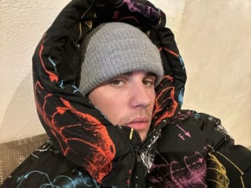 「双子みたい」ジャスティン・ビーバー、“抱いた愛息にキス”親子写真がエモすぎ沸騰「本当にパパになったんだ」