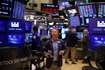 NY株反落、427ドル安　米長期金利上昇で売り優勢