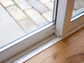ベランダの掃き出し窓の「溝」を一発でキレイにする方法！これはラクチンすぎる～♪