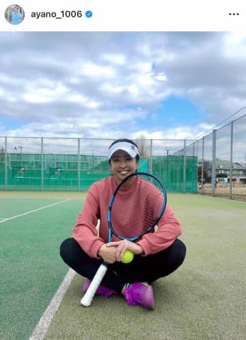 美女プロテニス園田彩乃、ミニスカ×赤いレザージャケットの休日私服コーデ　「可愛すぎでしょ！！」