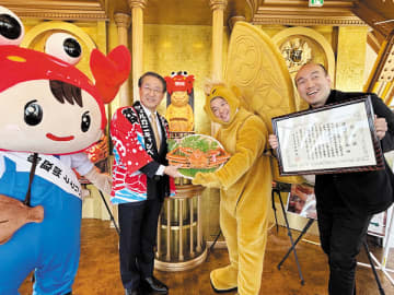 ビリケン像に松葉ガニ奉納　通天閣観光へ感謝状も　鳥取県