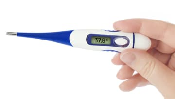 何度の熱なら会社を休む？日本人の“限界ライン”はまさかの37.8度