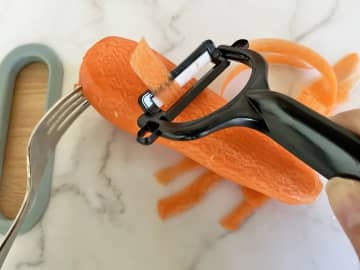 【簡単レシピ】ニンジン1本をピーラーで削ったら…　できたものに「箸が止まらなくなる！」