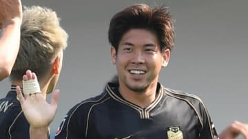 現役引退・札幌MF深井一希のインタビュー中…荒野拓馬が愛媛サポにエキサイト！