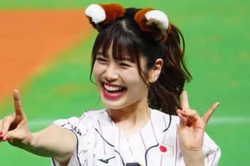 卒業から2年…元大人気チアが「変わらず綺麗すぎて…」　ユニ姿で降臨、ファン興奮「髪色似合ってる」