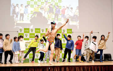 小島よしおさんと「税金ってなぁに？」　埼玉・熊谷で親子租税教室　ギャグやトークを楽しみながら税金の仕組みを学ぶ