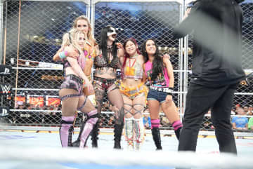 【WWE】イヨ・スカイ、4万人熱狂の“驚弾”！金網頂上から決死の“トラッシュ缶特攻ダイブ”でアスカ＆カイリらを一掃