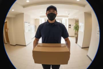 宅配業者のマスク着用めぐりSNS上で物議　「当たり前の予防」訴える一方で、「怖い」不信感抱く人も…