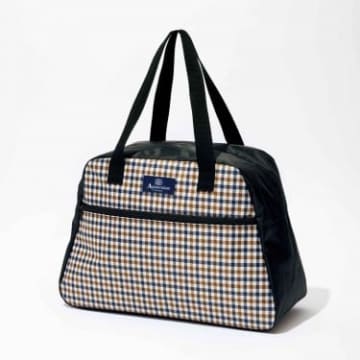 付録は英国老舗「アクアスキュータム」の大容量ボストンバッグ、GLOW 3月号。1泊2日の旅行にも