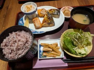 【西新宿】黒米おかわり自由！隠れ家みたいな割烹「えい月」のご褒美ランチ