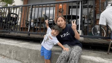 丸山桂里奈も「可愛い」と反応！ 岩渕真奈、沖縄での“甥っ子2S”公開　兄のラストマッチを応援
