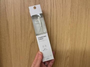 「もう普通のケーブルに戻れない」スリコのL字型充電ケーブルが便利すぎる