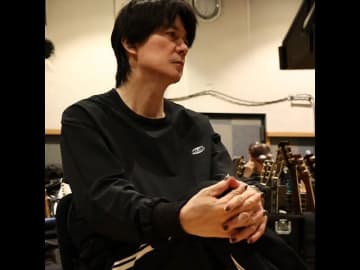 福山雅治、黒ネイルのダンディーな指先に「素敵です」「凛々しいわー」「キュンとなりました」ファン歓喜