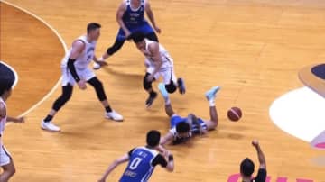 「味方やないかい！」“衝撃の誤審”に唖然…台湾選手同士が接触→日本のファウル判定「なんやこの審判」「雰囲気で笛を吹くな」【バスケＷ杯予選】