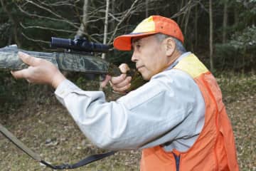 命がけでクマ駆除しても報奨金はたったの「1万円」…？ 移動費、待機中の負担が反映されないケースも！ 制度上の位置づけはどうなっている？