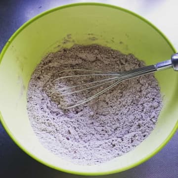 積み上げるのも楽しい♪「スノーマンチョコチップパンケーキ」の作り方