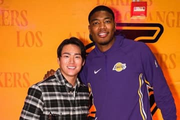 山本由伸、レイカーズ戦登場にLA熱狂　試合前には八村塁と2ショット…最前列で存在感