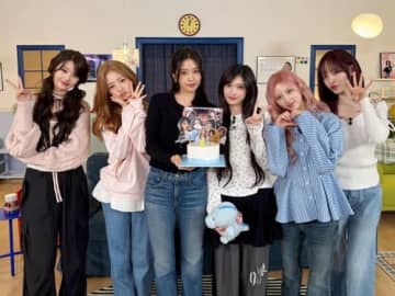 IVE、デビュー4周年を祝福！記念ライブ配信でファンに感謝「DIVEの健康と幸せを願っています」